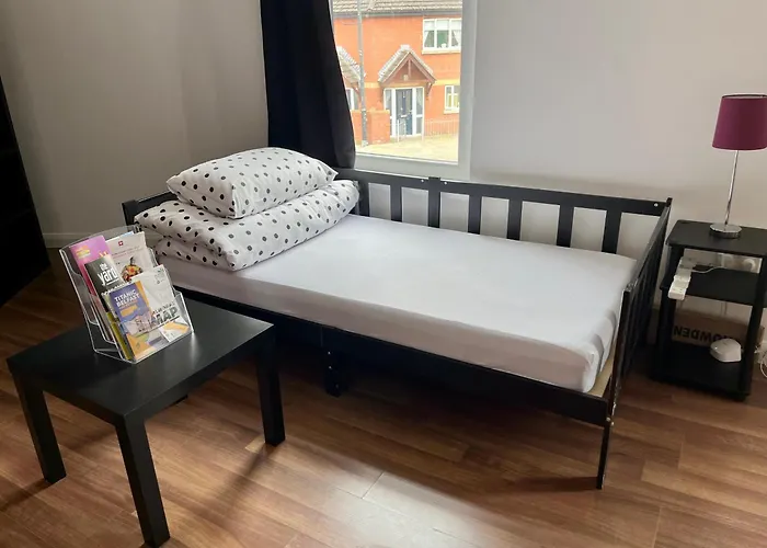 Entire Pinkapt - Free Parking - Up To 4 Guests - 3 Beds - Close To City Centre